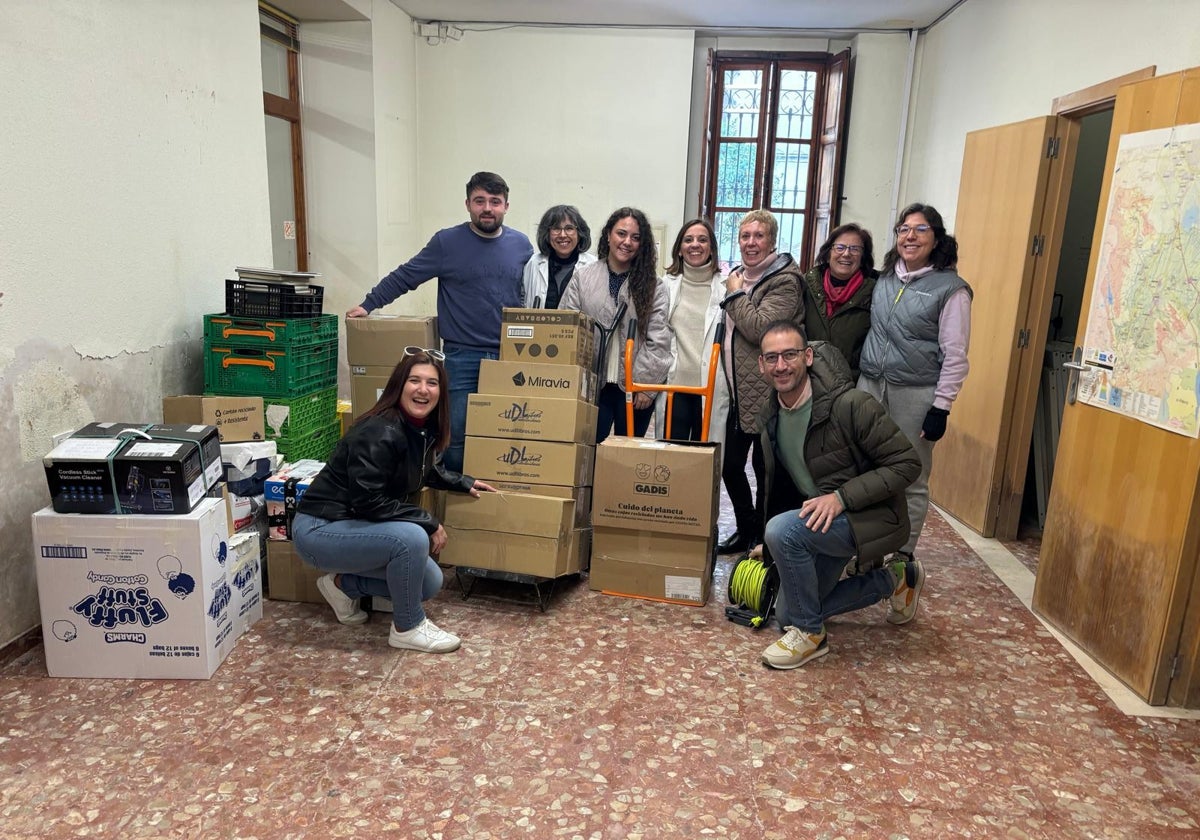 Nicolás Román entregando algunos de los juguetes y material escolar en uno de los colegios de Algemesí.