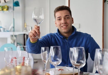 Reto viral: ¿Es posible vaciar una botella de vino en una sola copa?