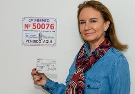 Beatriz Álvarez Gilsanz con el número premiado y una copia del cheque con el premio.