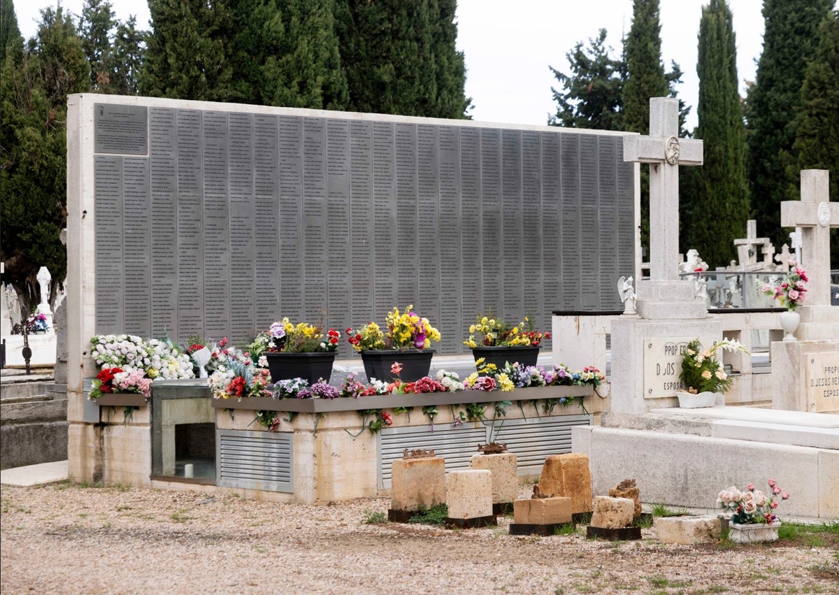 Imagen secundaria 1 - Arriba, primer mitin del PCE en la legalidad, celebrado en el polideportivo Huerta del Rey el 23 de abril de 1977. Abajo, Memorial del Cementerio del Carmen, donde está enterrado un tío segundo de Santiago Carrillo, y anuncio de la intervención de su padre en Valladolid en octubre de 1927.