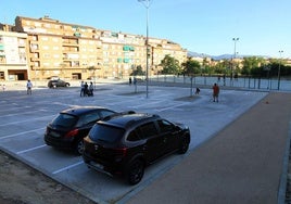 Pistas polideportivas de la cabecera del valle de Tejadilla, con varios bloques de viviendas al fondo.