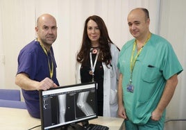 David Noriega, jefe del Servicio de Traumatología del Hospital Clínico de Valladolid; Carmen Estébanez, subdirectora médica quirúrgica del hospital, y José María Trigueros, médico adjunto de la Unidad de Rodilla.