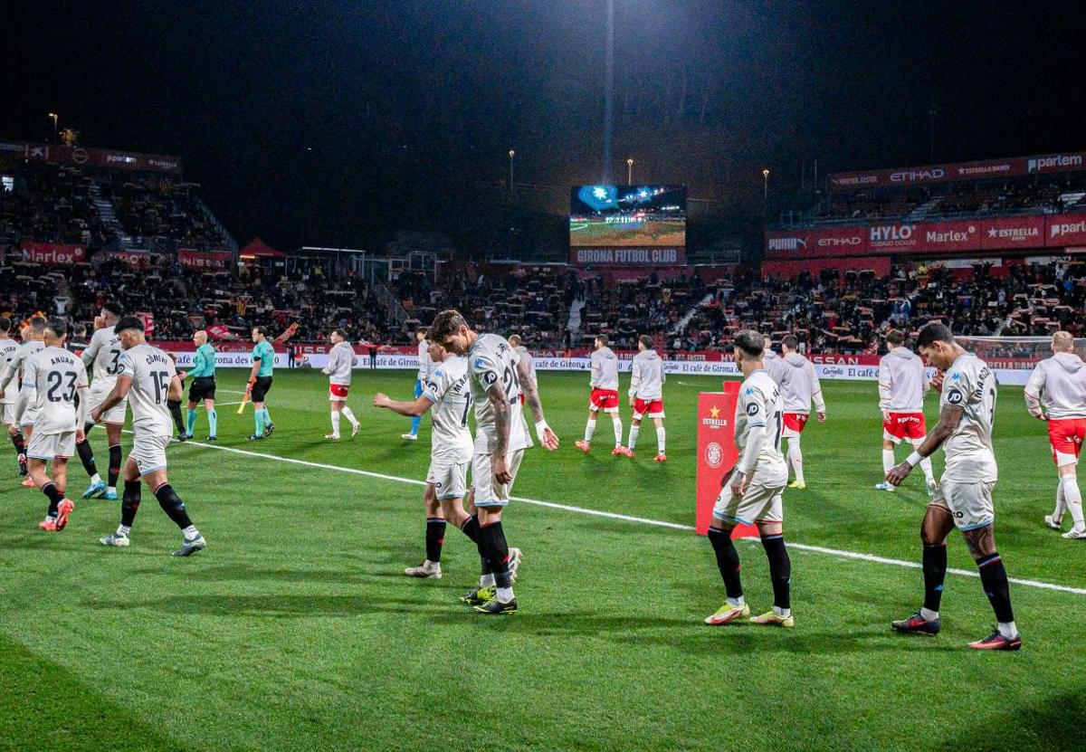 Salida de los jugadores del Real Valladolid y Girona al césped de Montilivi.