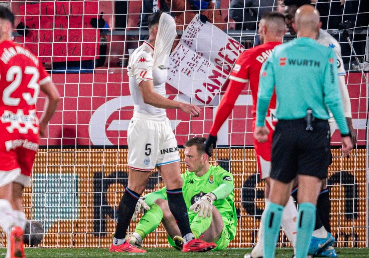 Javi Sánchez se tapa la cara con la camiseta ante un desolado Karl Hein tras uno de los goles encajados por el Real Valladolid ante el Girona