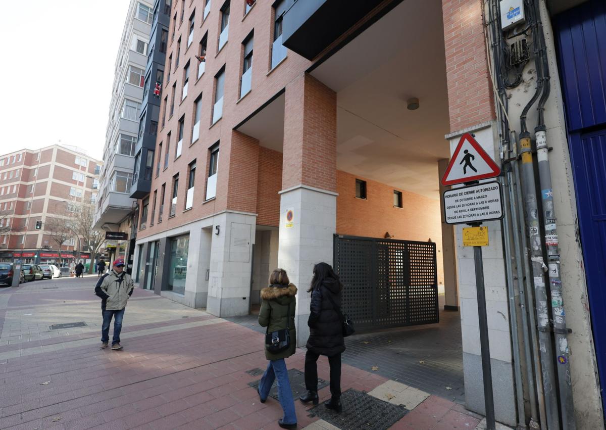 Imagen secundaria 1 - Arriba, entrada a la plaza junto al Tío Molonio (este fin de semana aún cerrada). El otro acceso por Alamillos y un detalle del espacio.