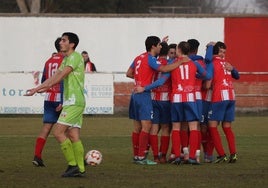 Los jugadores del Atlético Tordesillas celebran uno de los cuatro goles ante el Briviesca