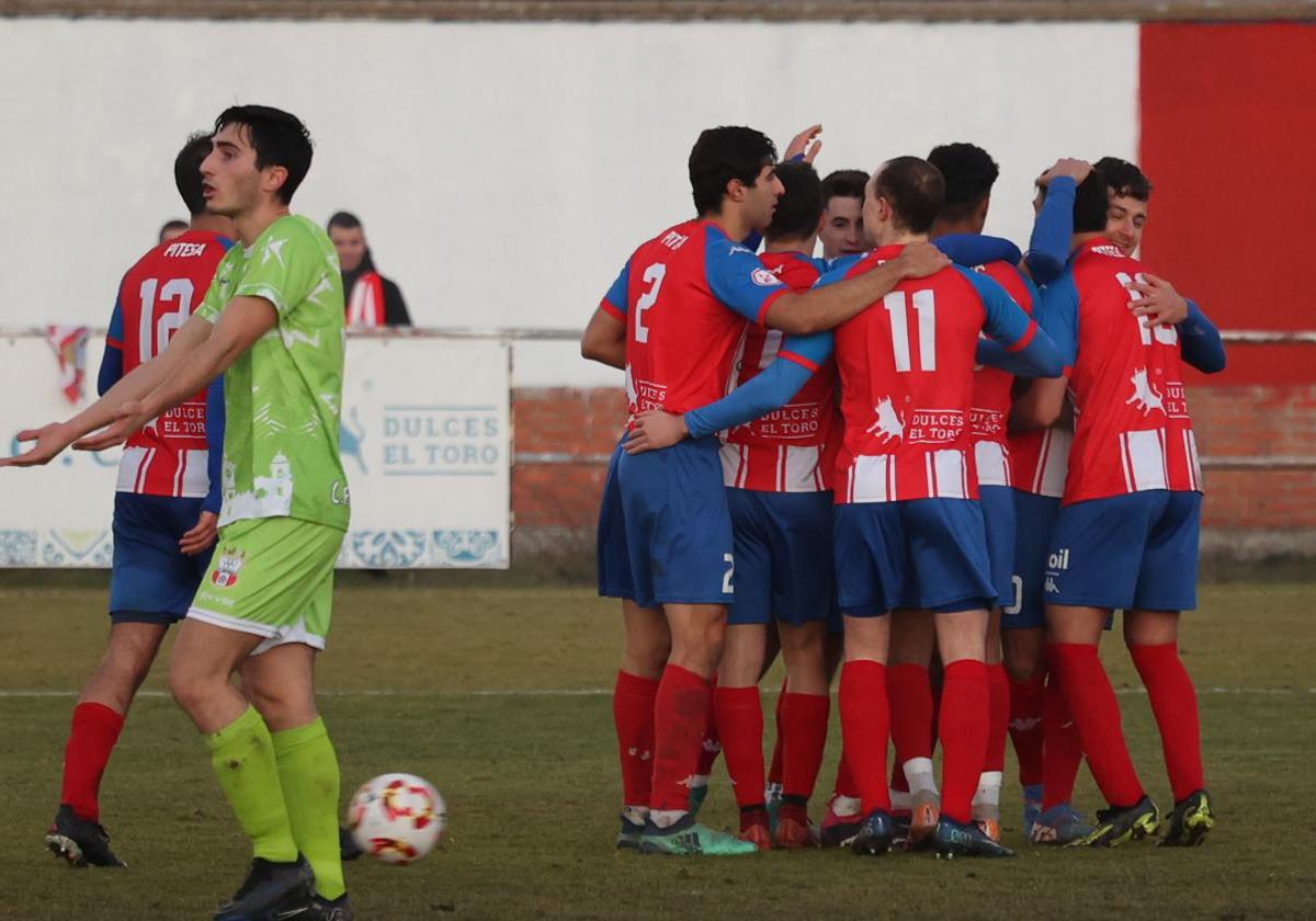 Los jugadores del Atlético Tordesillas celebran uno de los cuatro goles ante el Briviesca