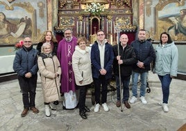 Mariano Ortega León porta la vara de presidente de la Cofradía de Nuestra Señora Virgen de la Soterraña, junto al resto de la nueva directiva y el párroco de Olmedo.