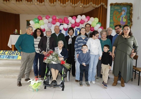 Severina Arraz arropada por su familia.