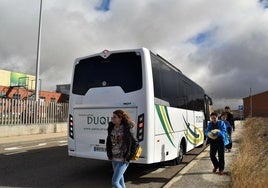 Usuarios de uno de los autobuses, en la llegada a la fábrica de Gullón.