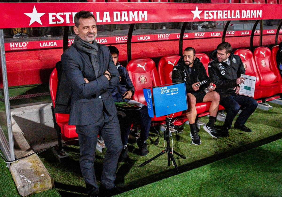 Diego Cocca, en el banquillo visitante antes de comenzar el partido en Montilivi.