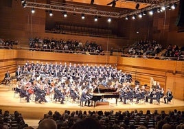 La orquesta y el coro durante el concierto.