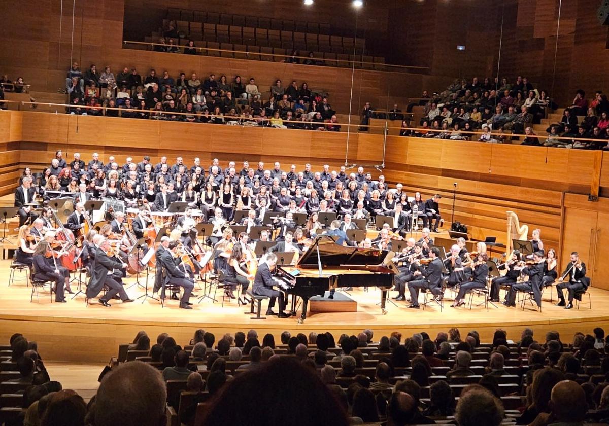 La orquesta y el coro durante el concierto.