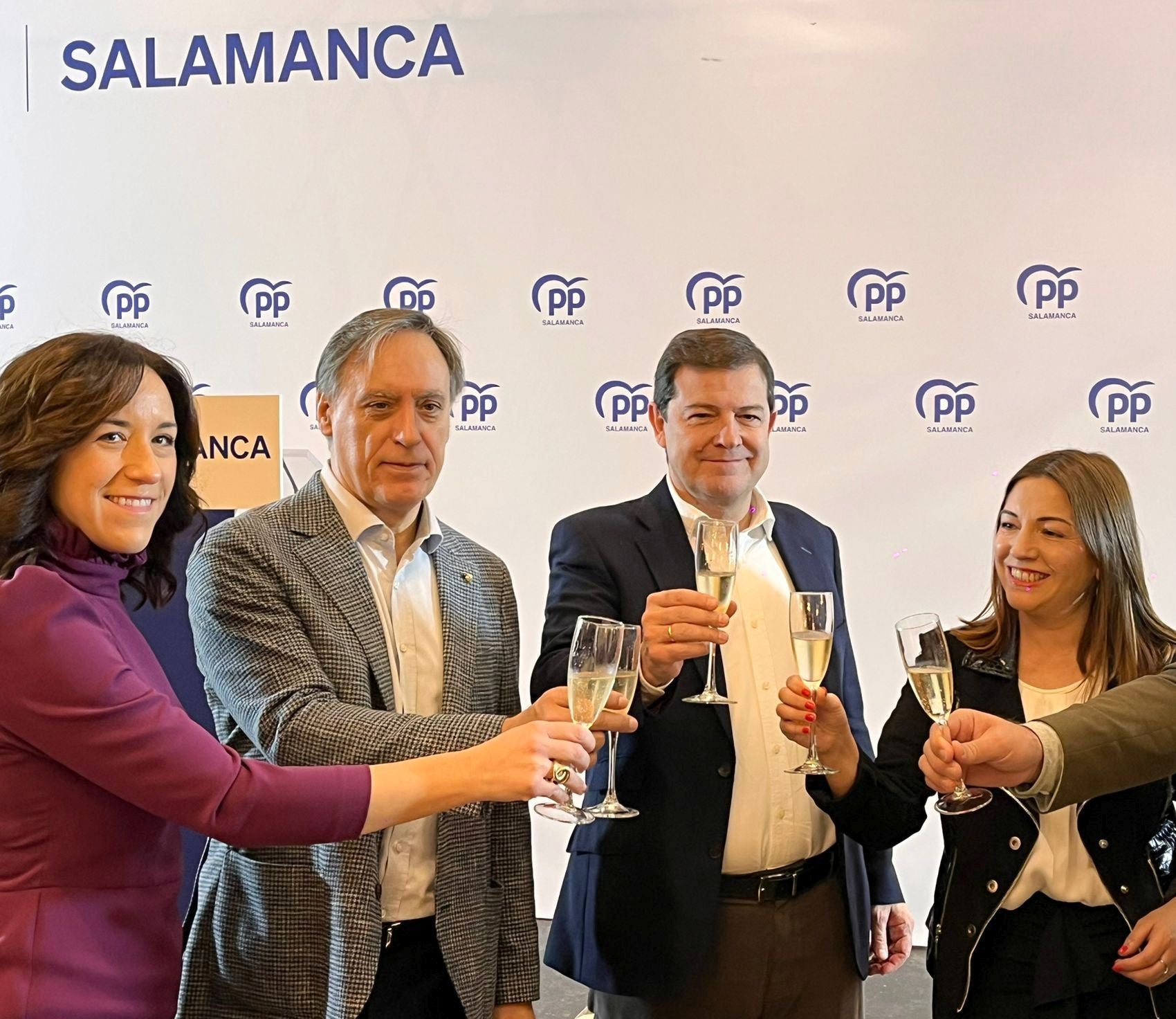 García Carbayo y Fernández Mañueco, encabezan el brindis navideño de los populares de Salamanca.