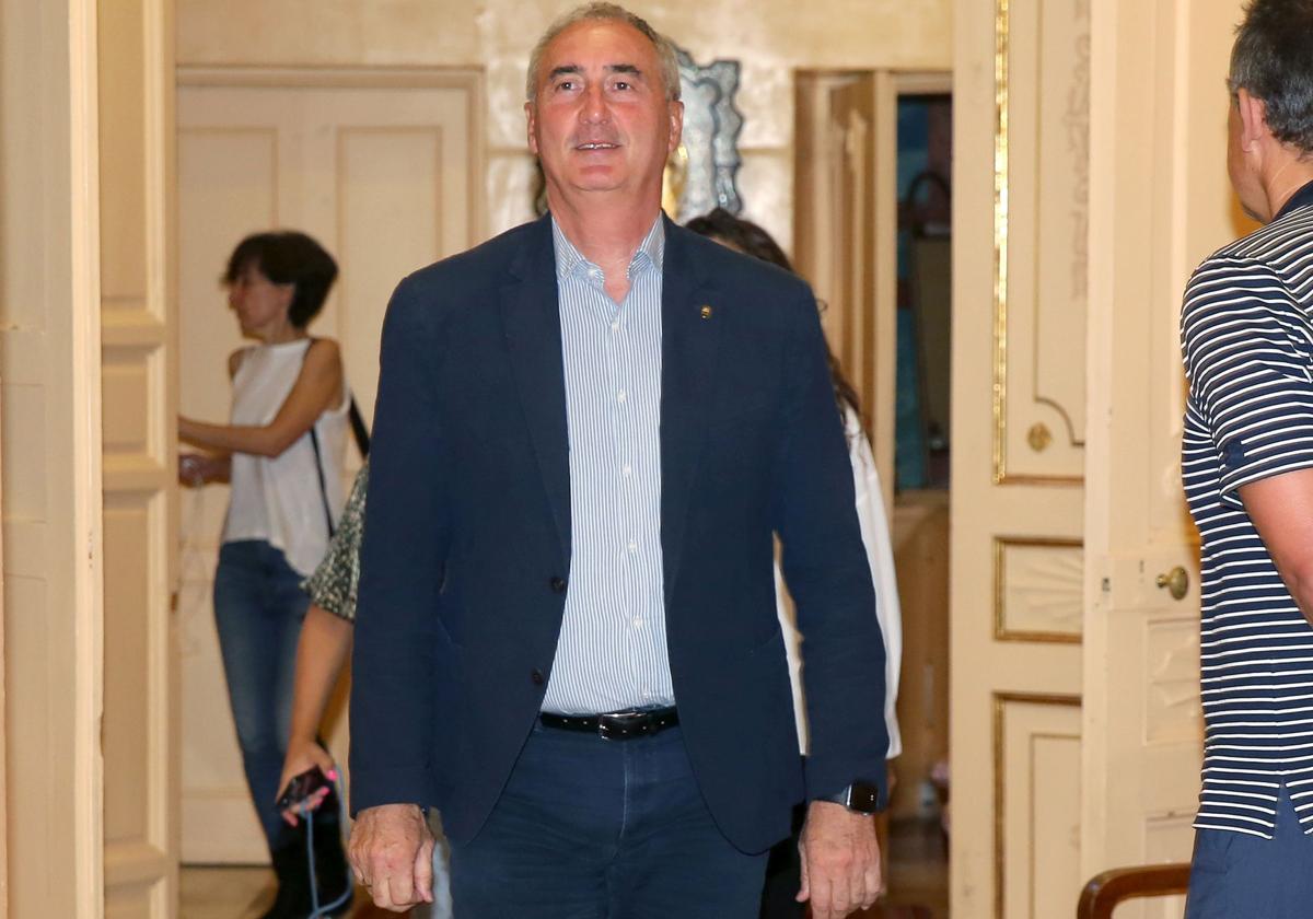 El alcalde de Segovia, José Mazarías, camina por uno de los pasillos del Ayuntamiento de Segovia.