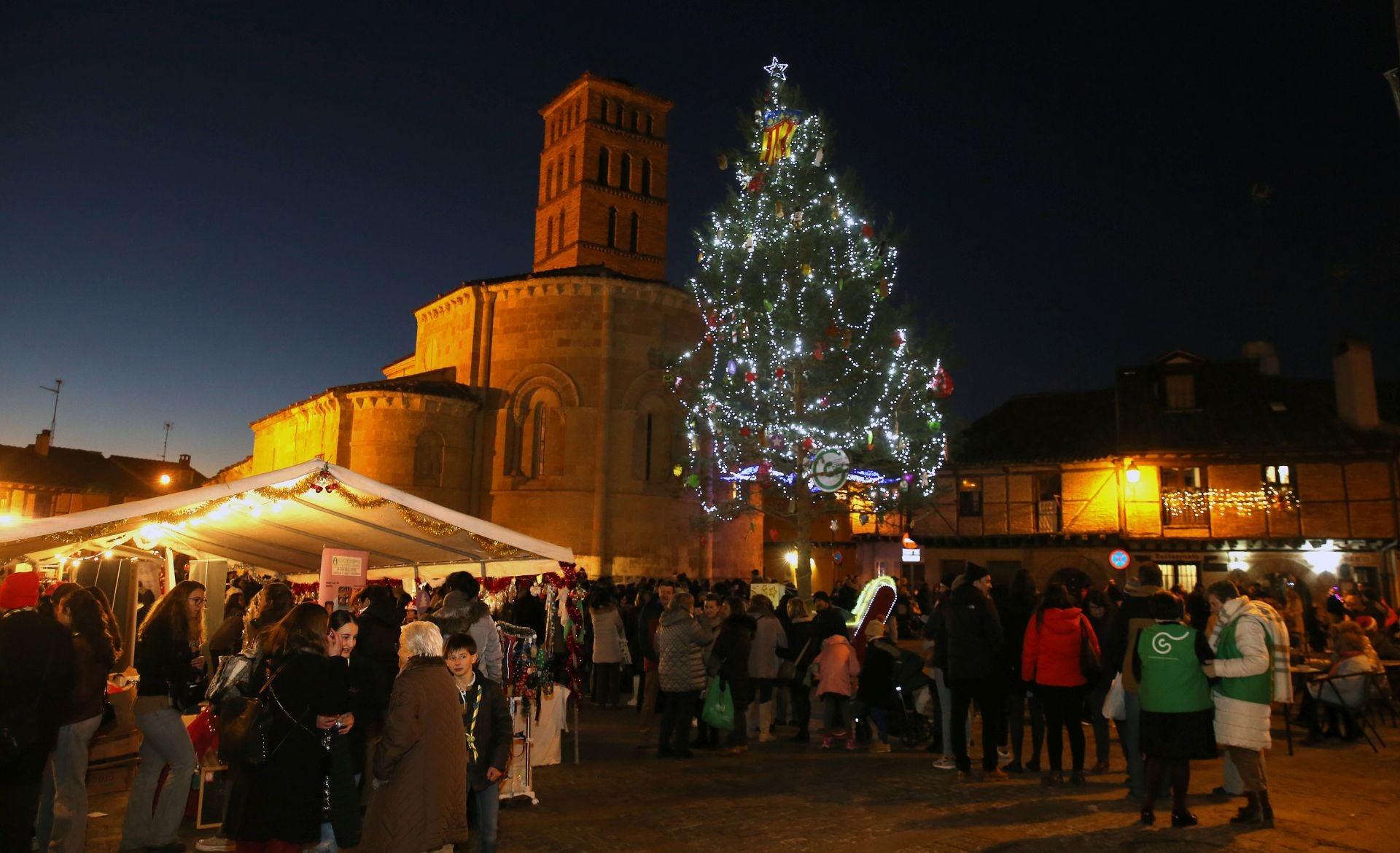 Fotografías del mercado solidario del barrio de San Lorenzo