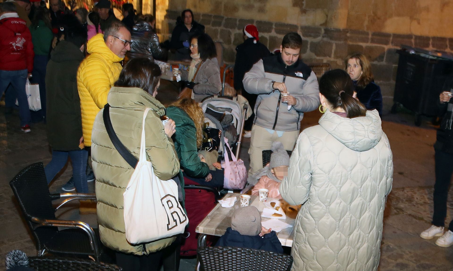Fotografías del mercado solidario del barrio de San Lorenzo