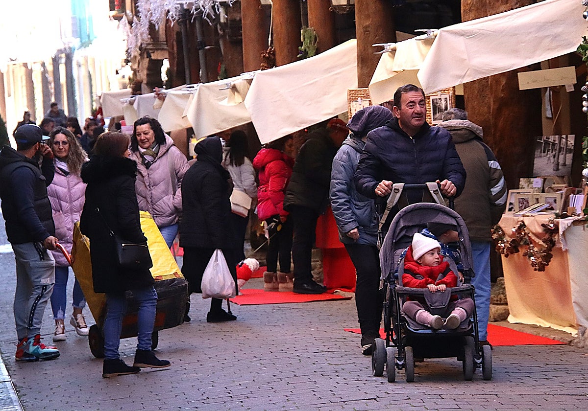 El comercio de Rioseco llena la calle Mayor de puestos