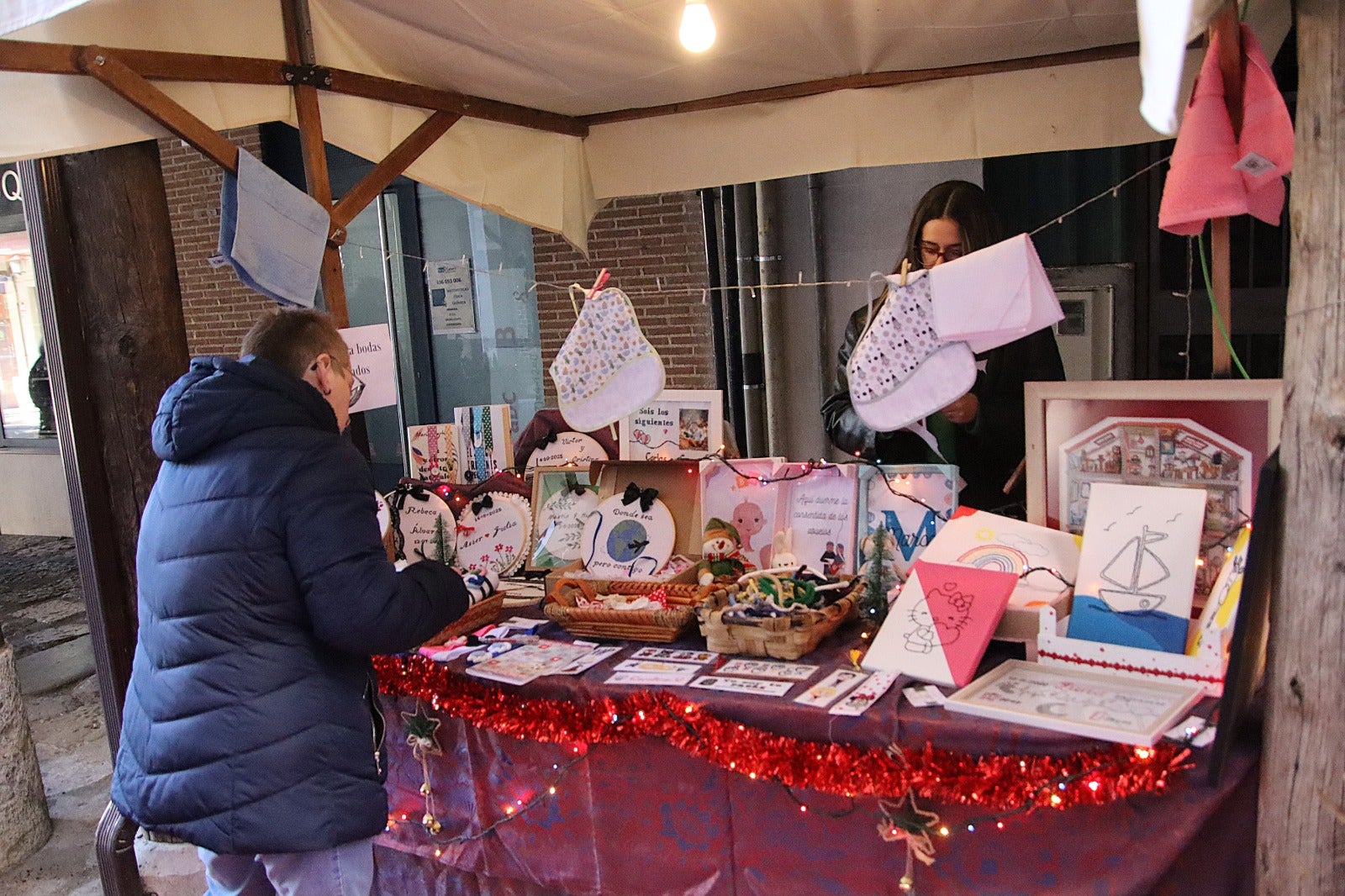 El comercio de Rioseco llena la calle Mayor de puestos