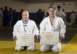 Julio y Enrique muestran el diploma que acredita su rango dentro del mundo del judo.