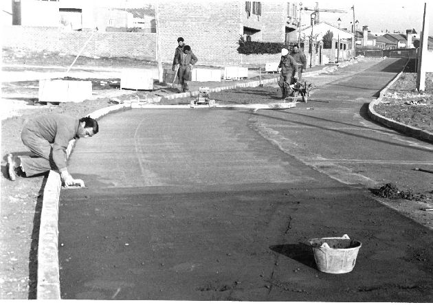 Labores de asfaltado de una calle de la localidad.