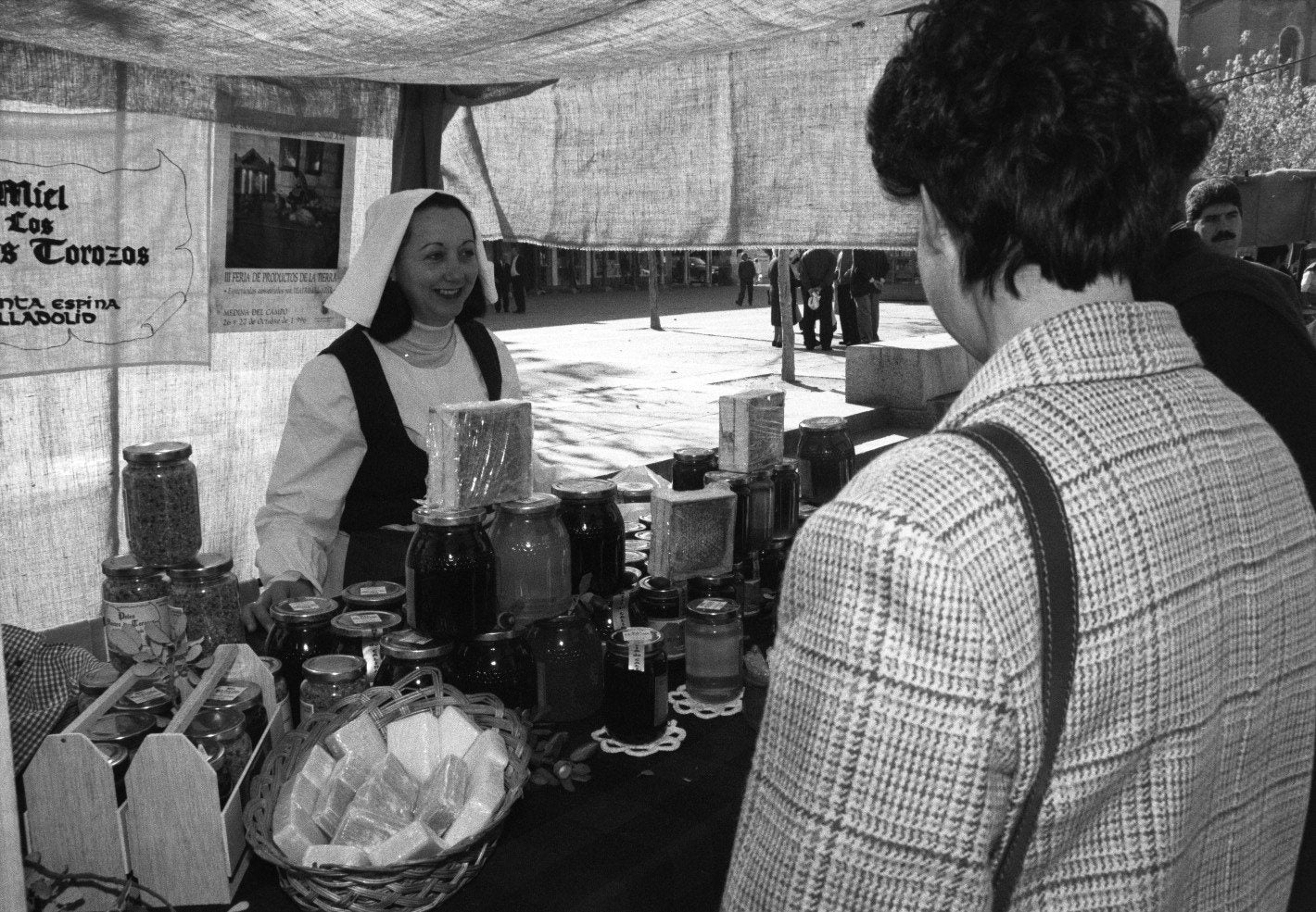 Puesto de venta de miel en la II Feria de Gastronomía. Octubre de 1996.