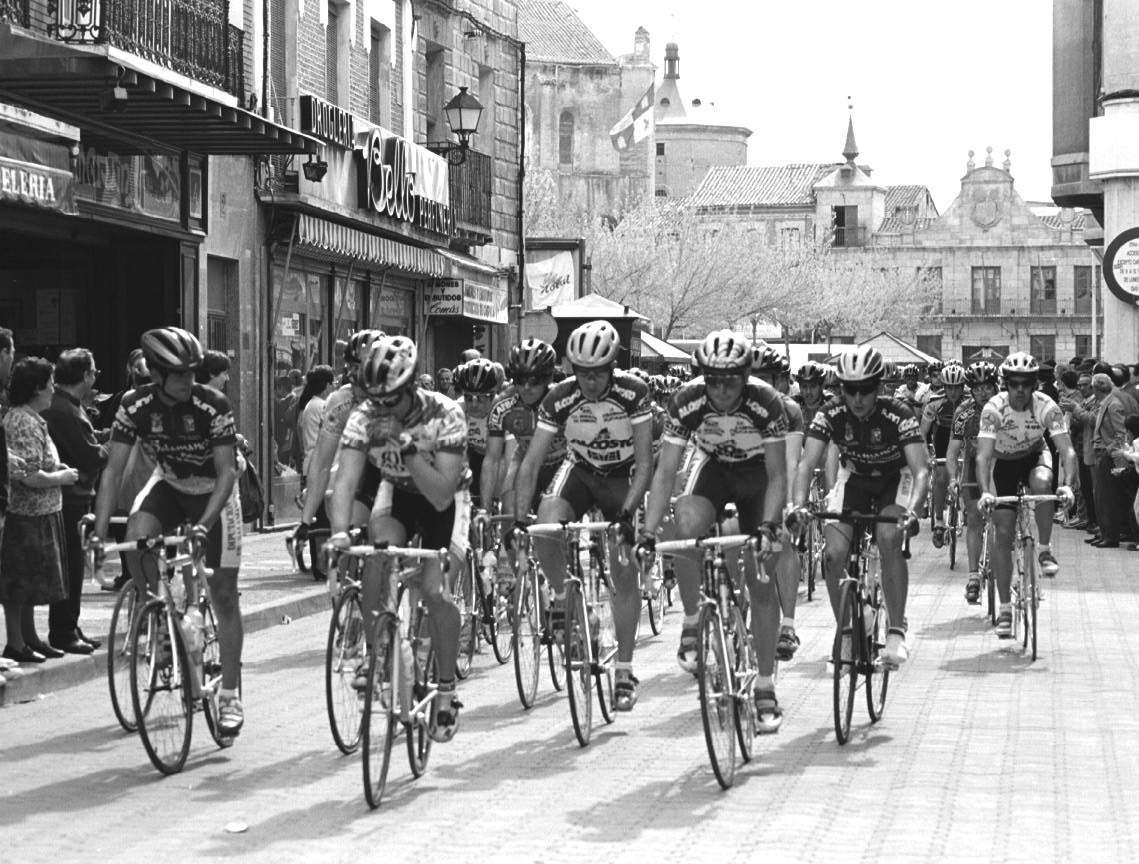 Salida desde la Plaza Mayor de Medina de la Vuelta Ciclista a Valladolid. 27 de marzo de 1998.