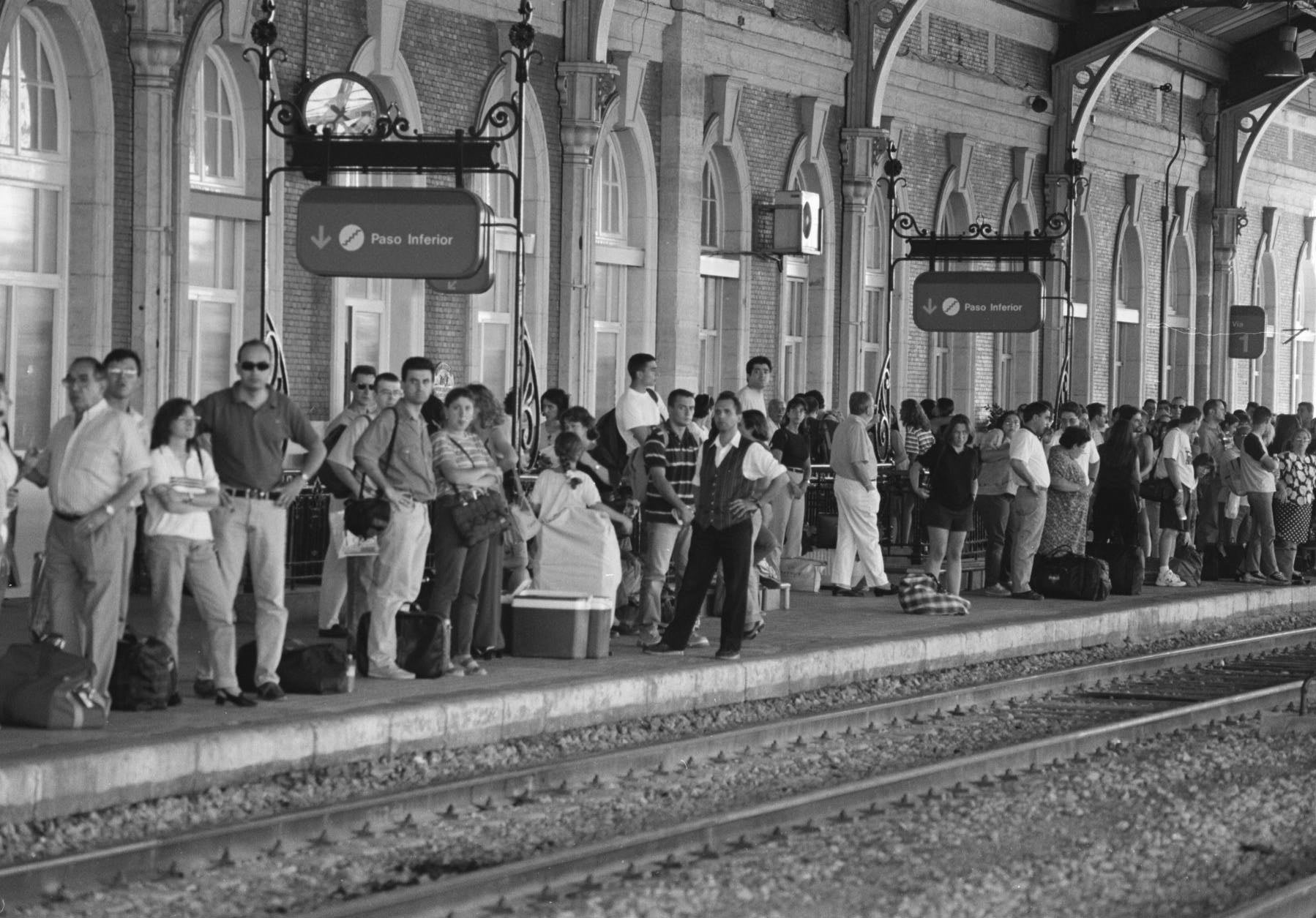 Estación de trenes de Medina del Campo repleta de viajeros ante el retraso de los trenes a causa de tres averías eléctricas entre Medina y Cabezón. 12 de julio de 1998.