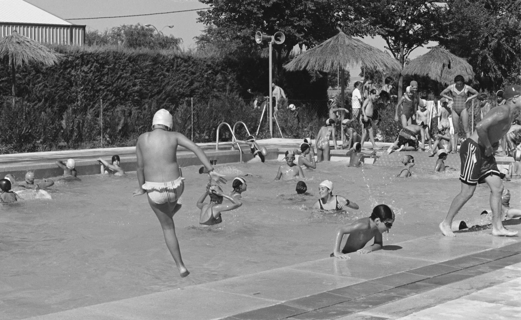 Bañistas en las Piscinas Municipales de Medina en agosto de 1998.