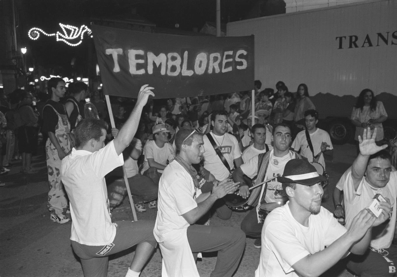 Desfile de peñas en las fiestas de 1998.