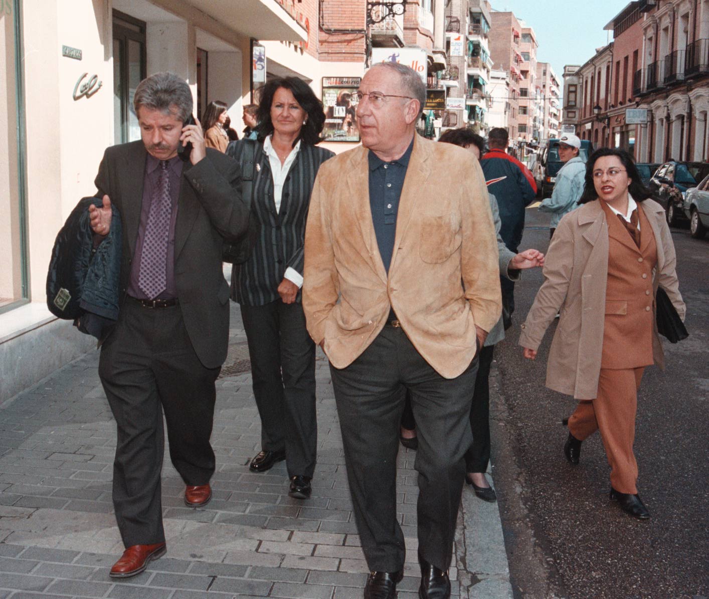 El actor Alfredo Landa pasea por las calles de Medina del Campo durante su estancia en la villa para acudir a la Semana de Cine. Abril de 1999.