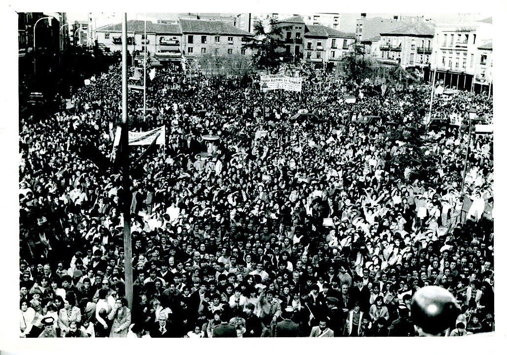 La multitud aclama a sus Majestades Don Juan Carlos y Doña Sofía en la Plaza Mayor de Medina del Campo. 5 de abril de 1984.