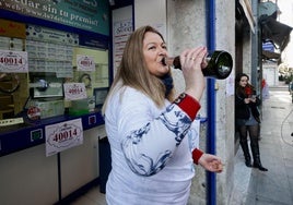 El personal celebra el segundo premio vendido en su administración.