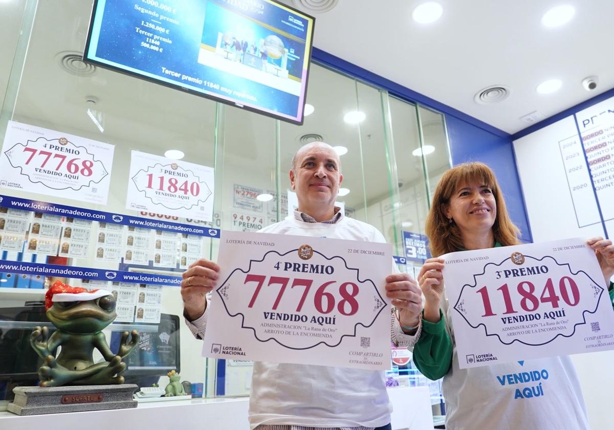 Luis Vázquez y Begoña Pérez, tras dar el tercer y cuarto premio de la lotería de Navidad.