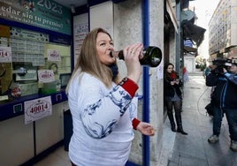 El personal celebra el segundo premio vendido en su administración.