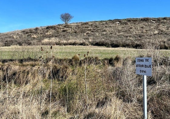 Cartel que anuncia la zona de aterrizaje para ovnis.