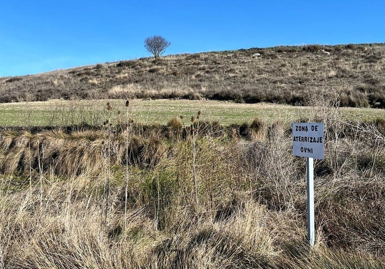 Cartel que anuncia la zona de aterrizaje para ovnis.