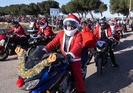 Participantes en la 'papanoelada' motera salen desde el Pinar de Antequera hacia el centro de Valladolid.