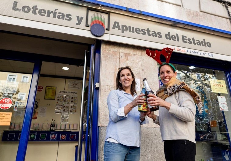 La lotera Raquel Nieto celebra las series premiadas que fueron vendidas a la parroquia de Ayllón.