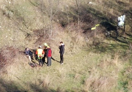 Efectivos de emergencias rescatan al herido en Torreiglesias.