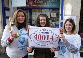 Virginia López, flanqueada por Esther y Delia, tras repartir el segundo premio en la calle Lencería de Valladolid.