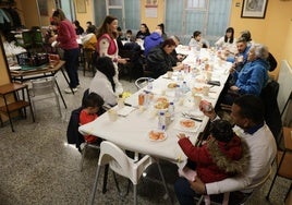 Comida navideña organizada en la Casa de Galicia para beneficiarios de los programas de Asalvo.