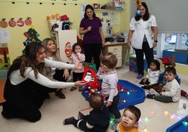 La consejera de Educación, junto a la directora del centro, Ana Escuadra, en la visita a la guardería.