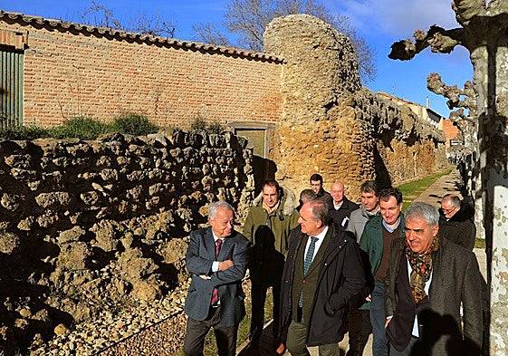 El consejero de Cultura, a la izquierda, conversa con el delegado de la Junta, en la visita de los representantes institucionales a la muralla.
