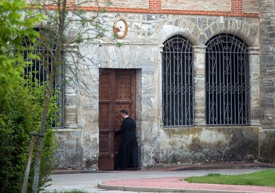 El portavoz de las monjas, en el exterior del convento