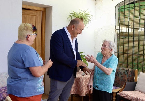 Miguel Ángel de Vicente, con usuarios del servicio.