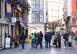 Colas en la administración de lotería de la calle Lencería tras repartir el día anterior el segundo premio del sorteo de Navidad.