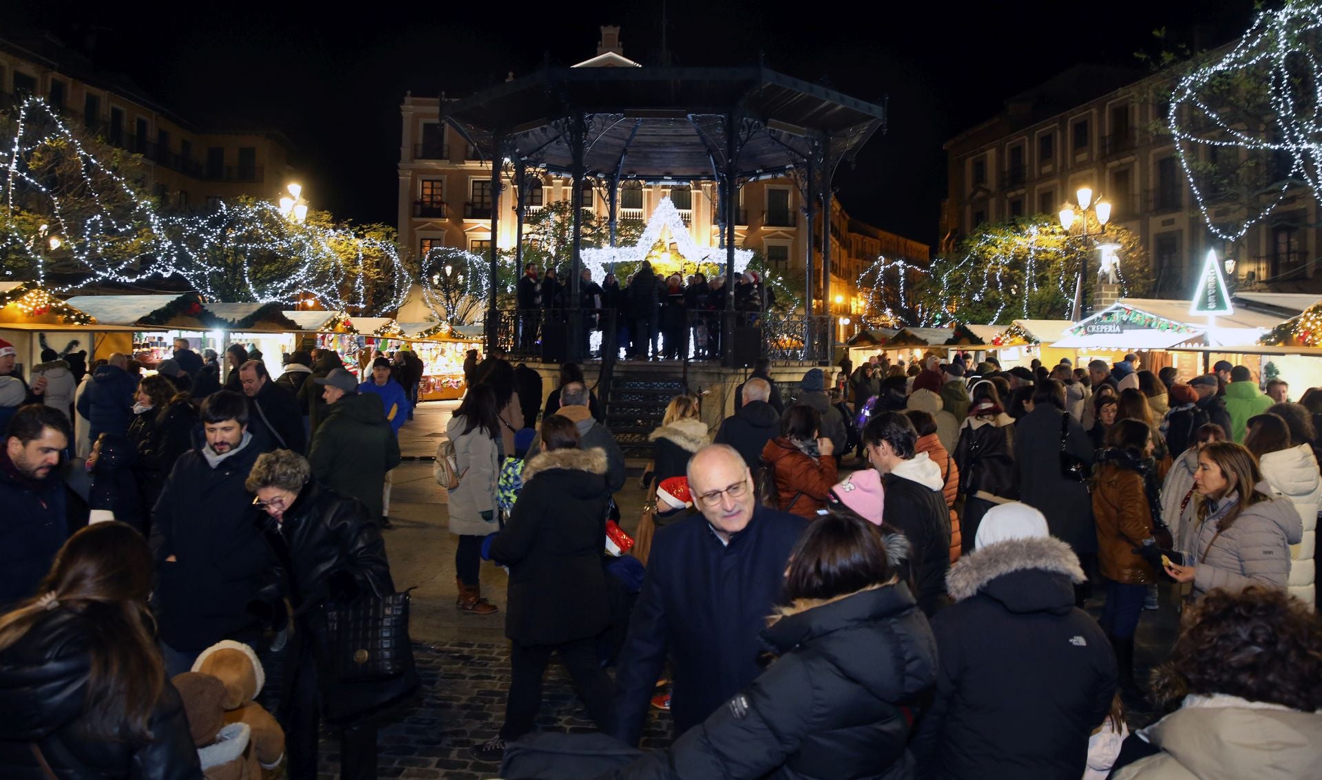 Fotos: el ambiente navideño impregna las calles de Segovia