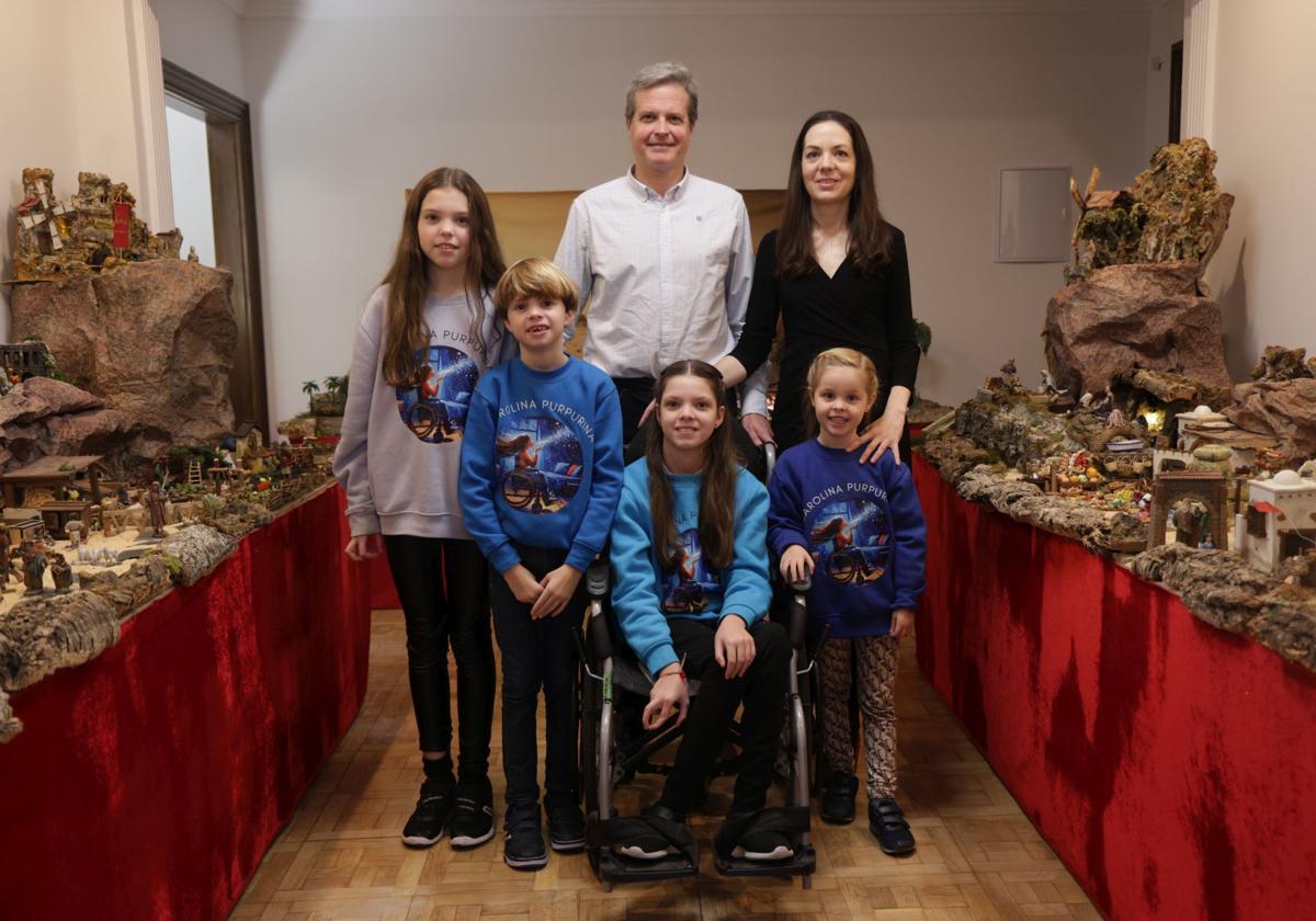 Laura y Stephane, con sus hijos Isabel. Juan Manuel, Carolina y María, junto al belén que instalan en su casa de la calle Santiago.