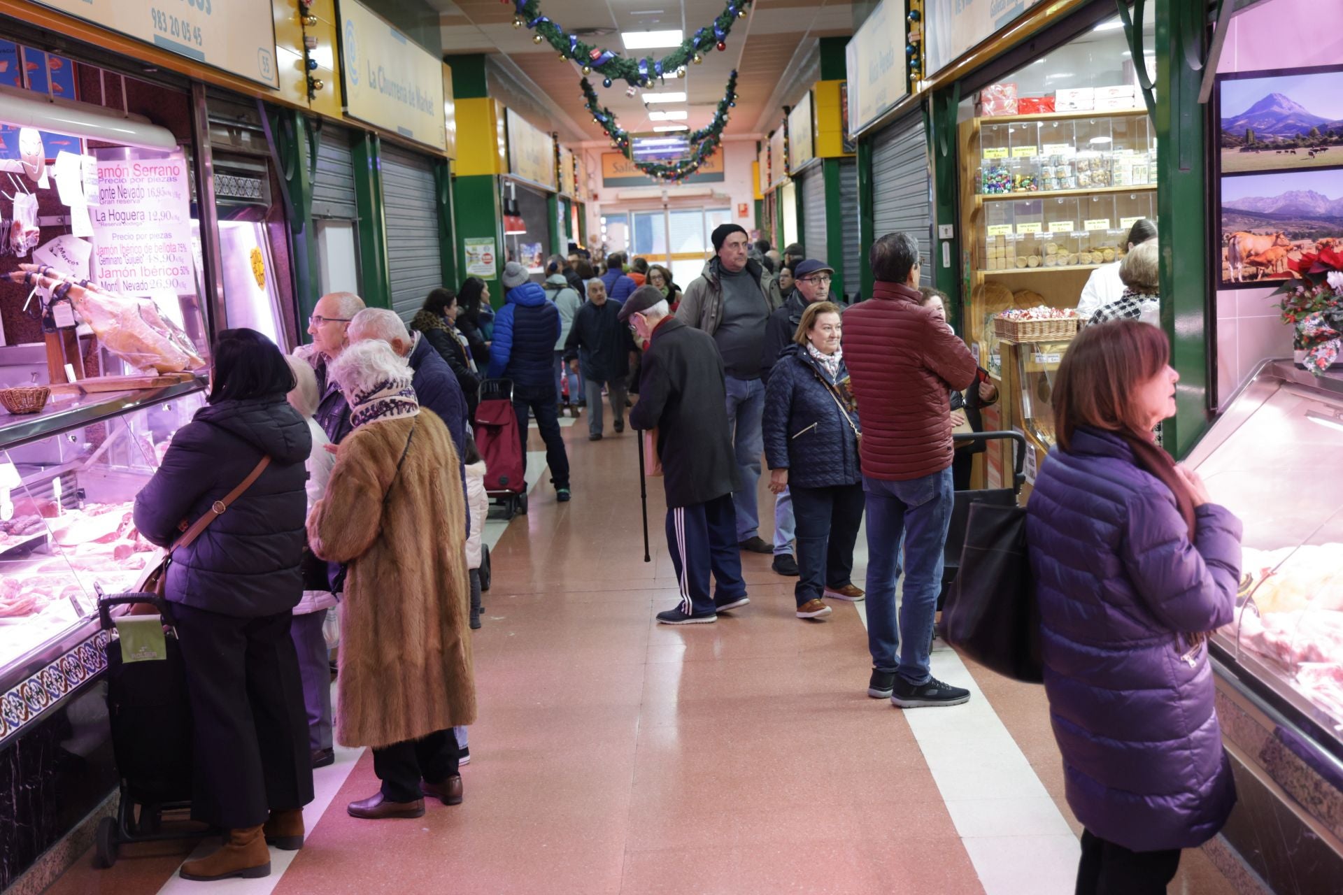 Compras de Nochebuena de última hora en el mercado El Campillo de Valladolid